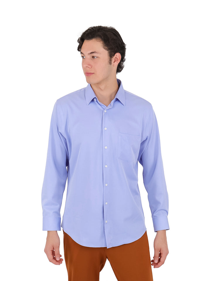 Hombre vistiendo una camisa de manga larga color azul claro y pantalones color café.