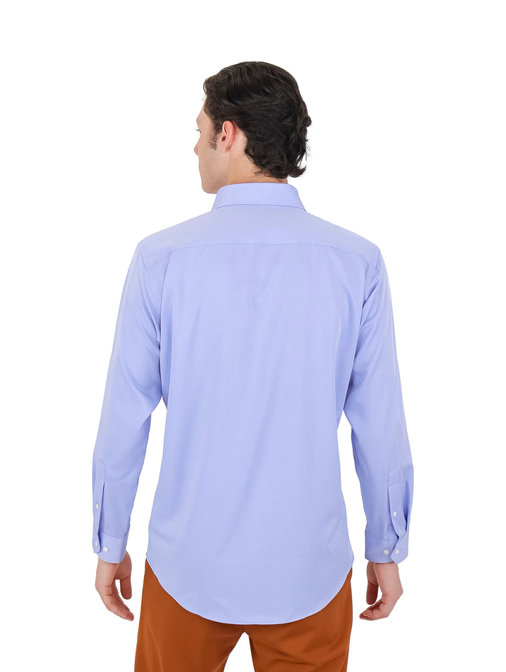 Hombre vistiendo una camisa de manga larga color azul claro y pantalones color café.