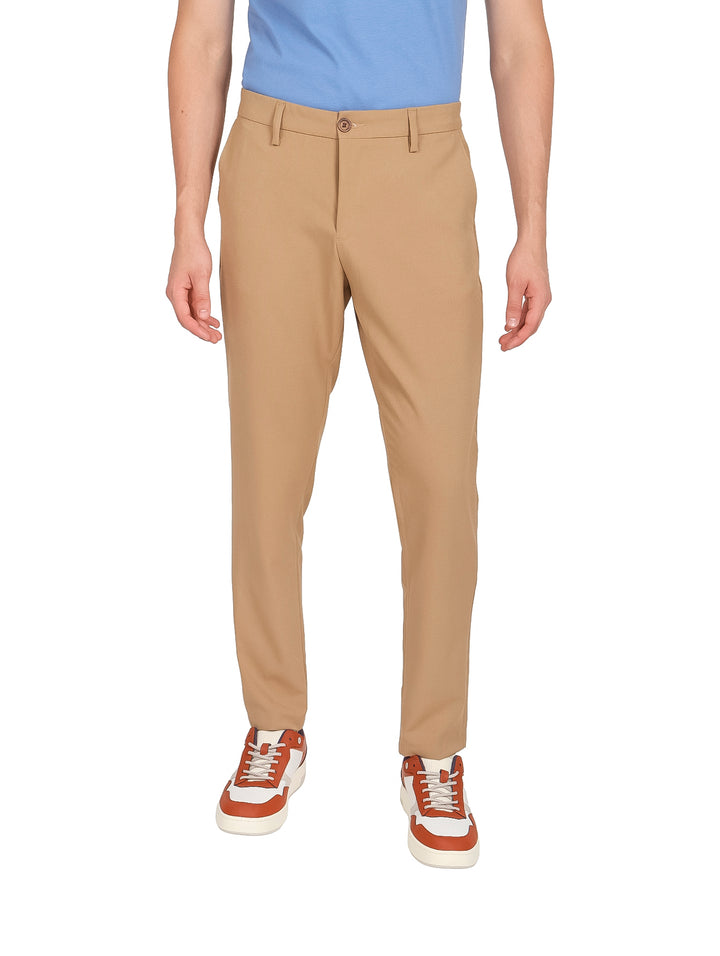 Hombre vistiendo pantalón de vestir color khaki de corte ajustado.