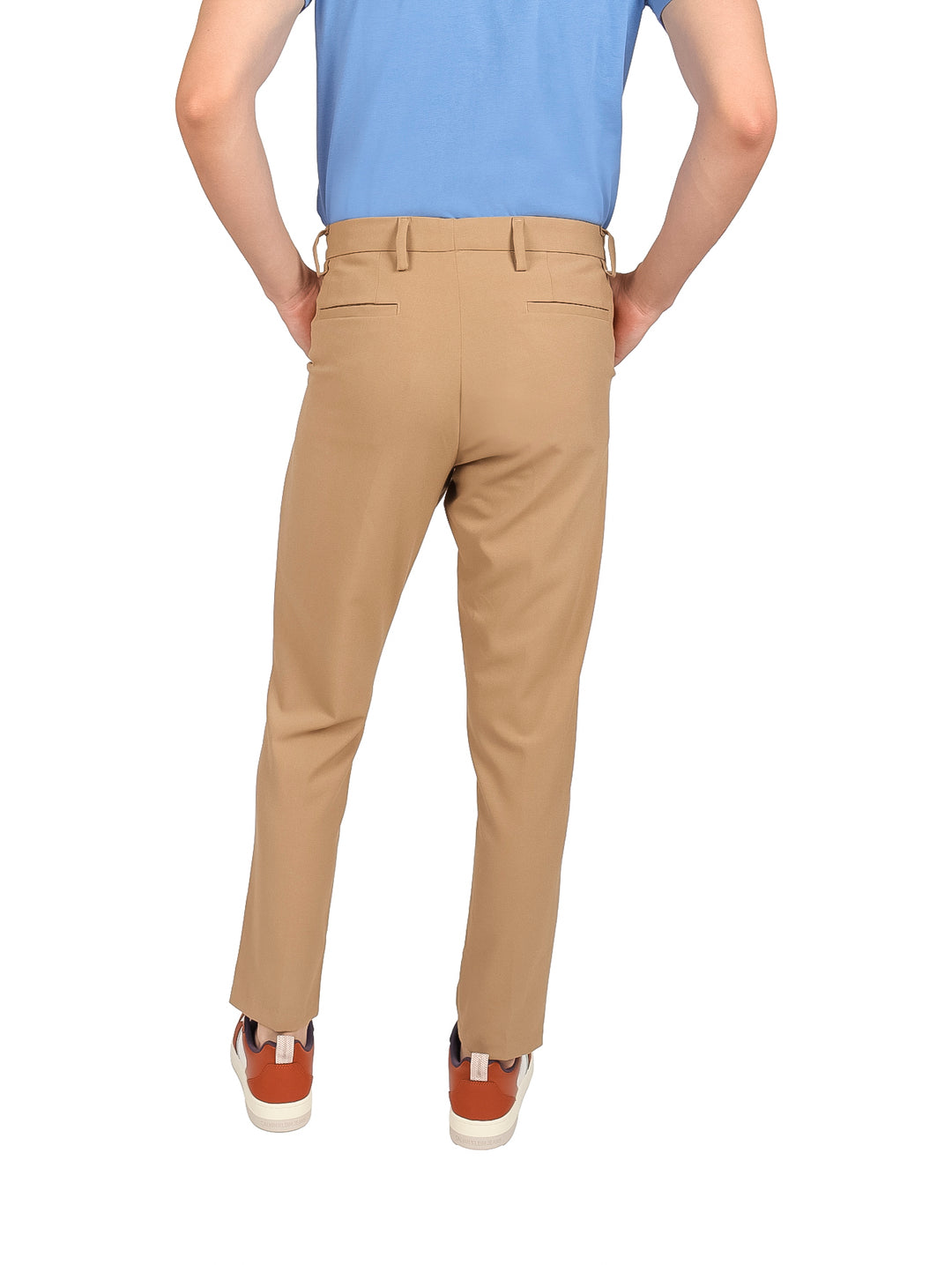 Hombre vistiendo pantalón de vestir color khaki de corte ajustado.