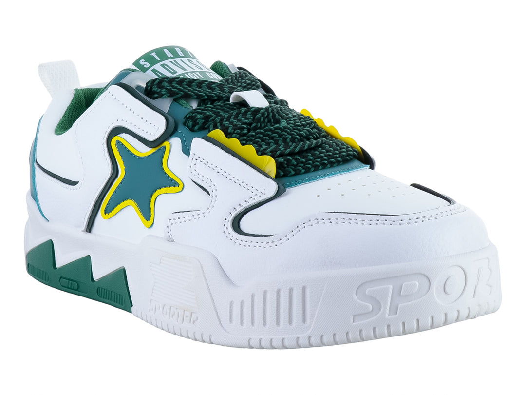 Tenis deportivos blancos con detalles en verde y una estrella amarilla en el costado.
