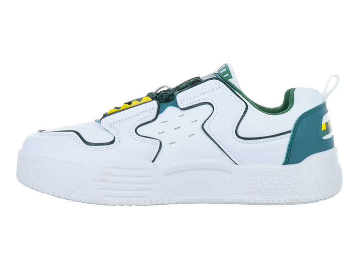 Tenis deportivos blancos con detalles en verde y una estrella amarilla en el costado.