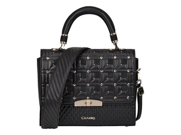 Bolso de mano negro de cuero de mantarraya con detalles dorados y correa ajustable.