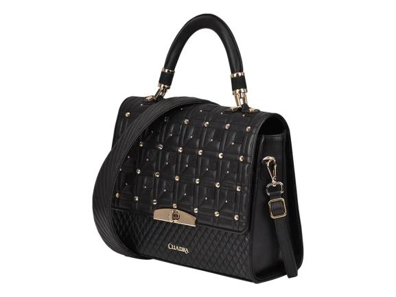 Bolso de mano negro de cuero de mantarraya con detalles dorados y correa ajustable.