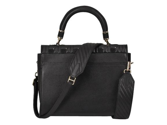 Bolso de mano negro de cuero de mantarraya con detalles dorados y correa ajustable.
