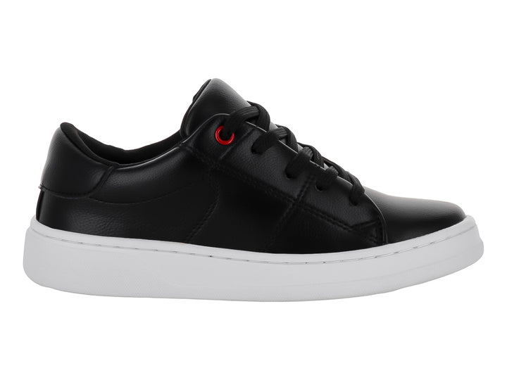 Tenis infantiles de color negro con suela blanca y un detalle rojo en el primer ojal.