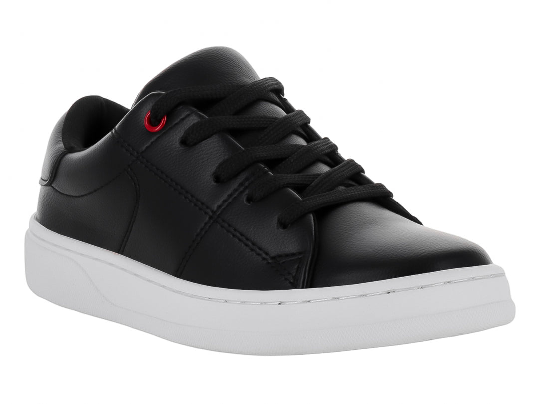 Tenis infantiles de color negro con suela blanca y un detalle rojo en el primer ojal.