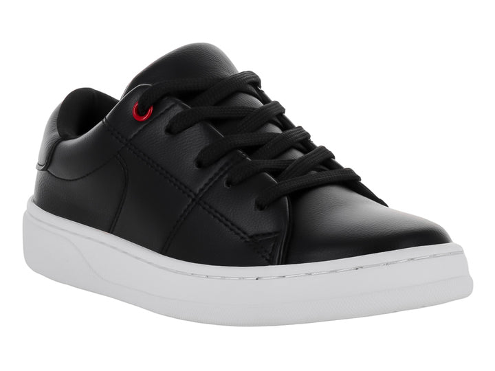 Tenis infantiles de color negro con suela blanca y un detalle rojo en el primer ojal.