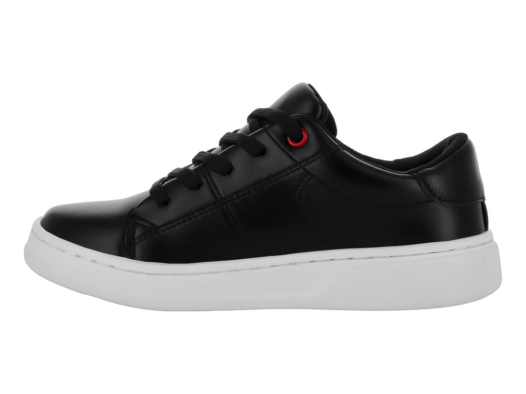 Tenis infantiles de color negro con suela blanca y un detalle rojo en el primer ojal.