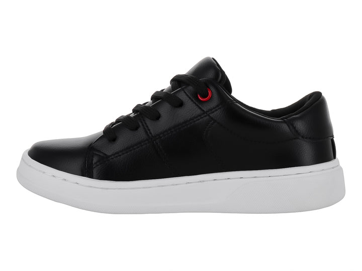 Tenis infantiles de color negro con suela blanca y un detalle rojo en el primer ojal.