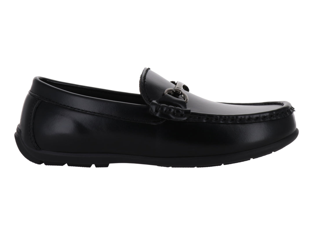 Zapato tipo mocasín color negro para Niño, fabricado en material sintético con acabado brillante.