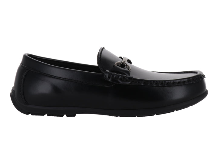 Zapato tipo mocasín color negro para Niño, fabricado en material sintético con acabado brillante.
