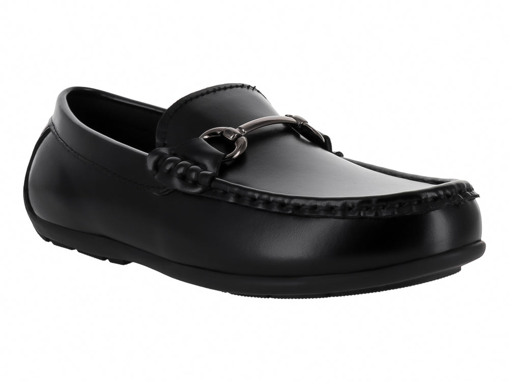 Zapato tipo mocasín color negro para Niño, fabricado en material sintético con acabado brillante.