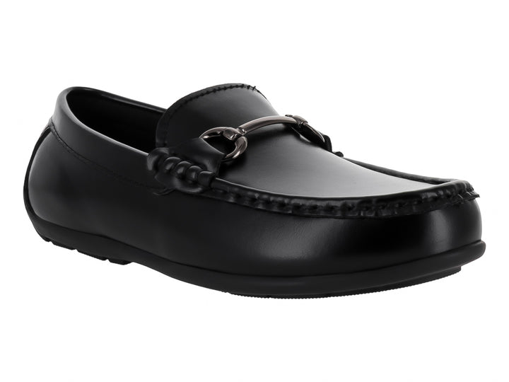 Zapato tipo mocasín color negro para Niño, fabricado en material sintético con acabado brillante.