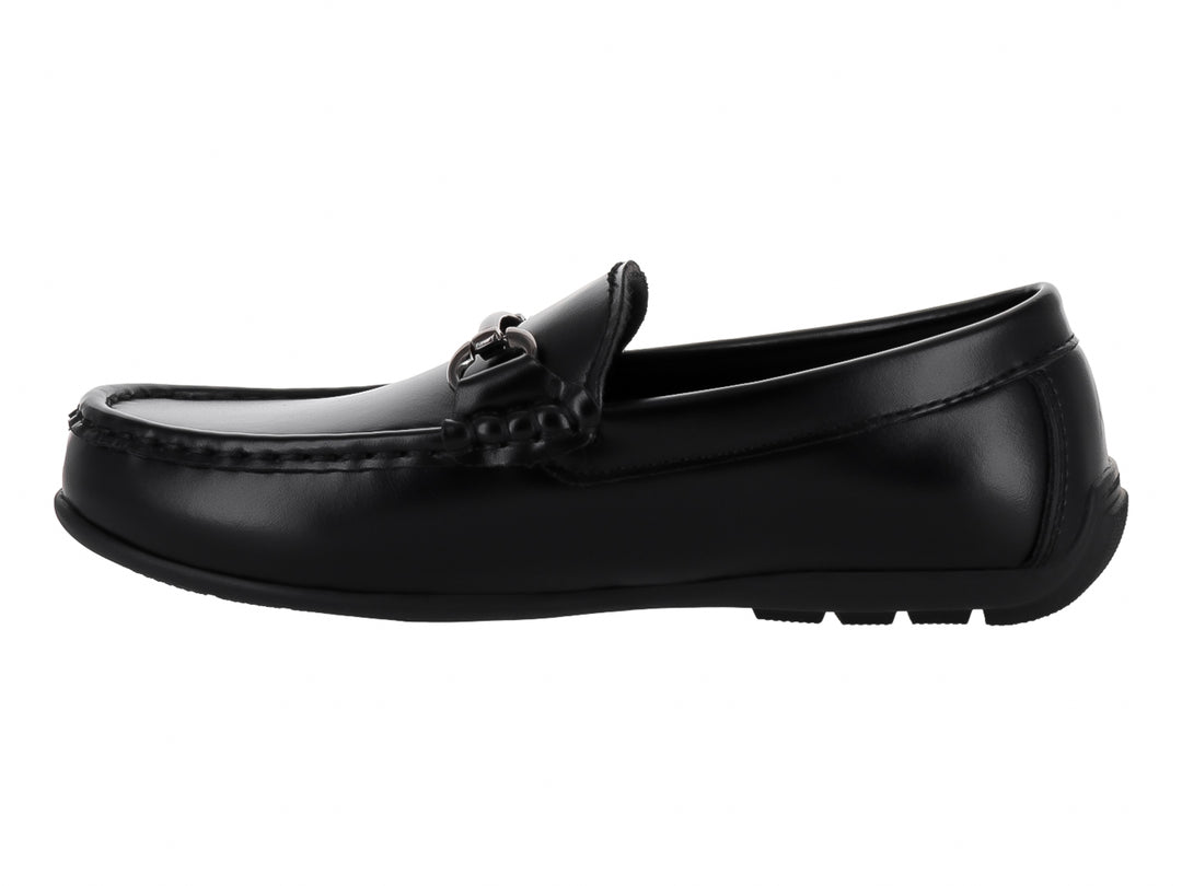 Zapato tipo mocasín color negro para Niño, fabricado en material sintético con acabado brillante.