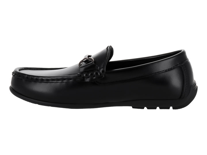 Zapato tipo mocasín color negro para Niño, fabricado en material sintético con acabado brillante.