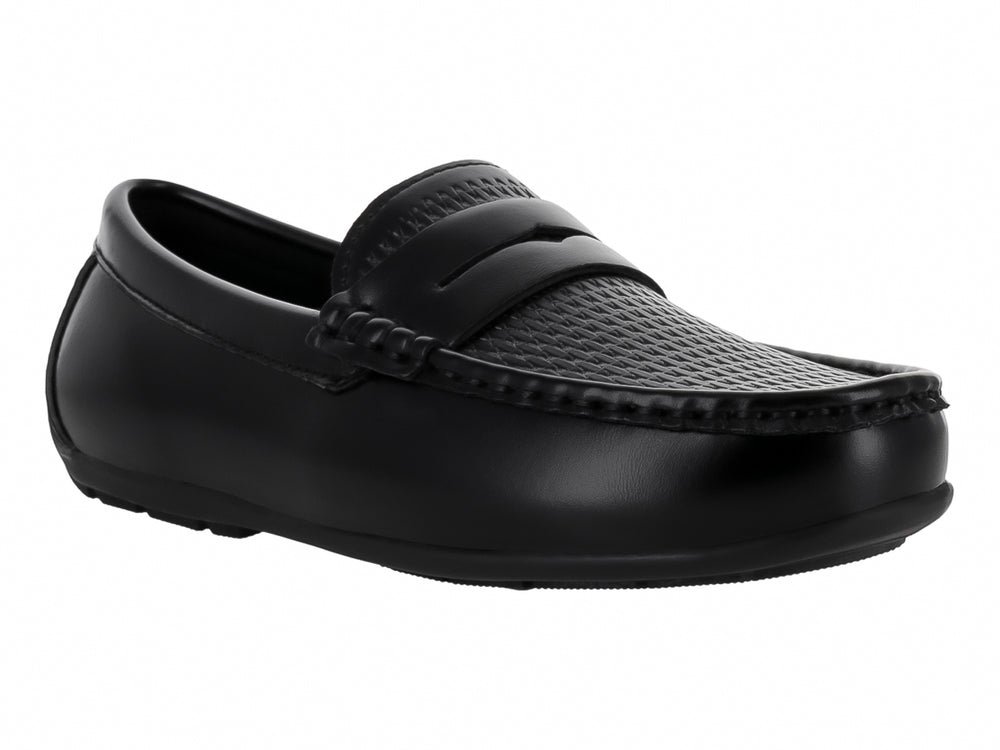 Zapato tipo mocasín color negro para niño en material sintético.