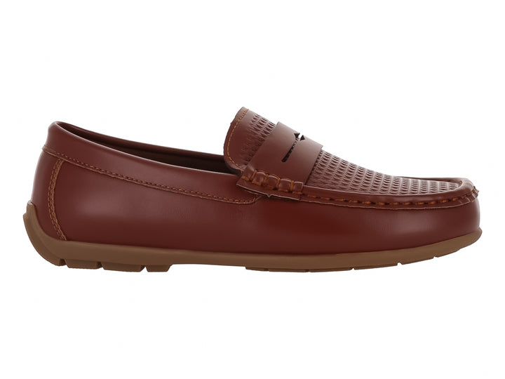 Zapato tipo mocasín color café para niño en material sintético con acabado liso.