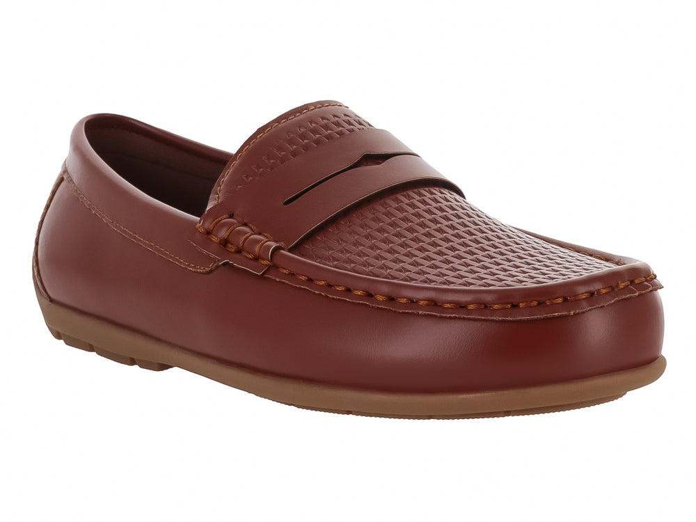 Zapato tipo mocasín color café para niño en material sintético con acabado liso.