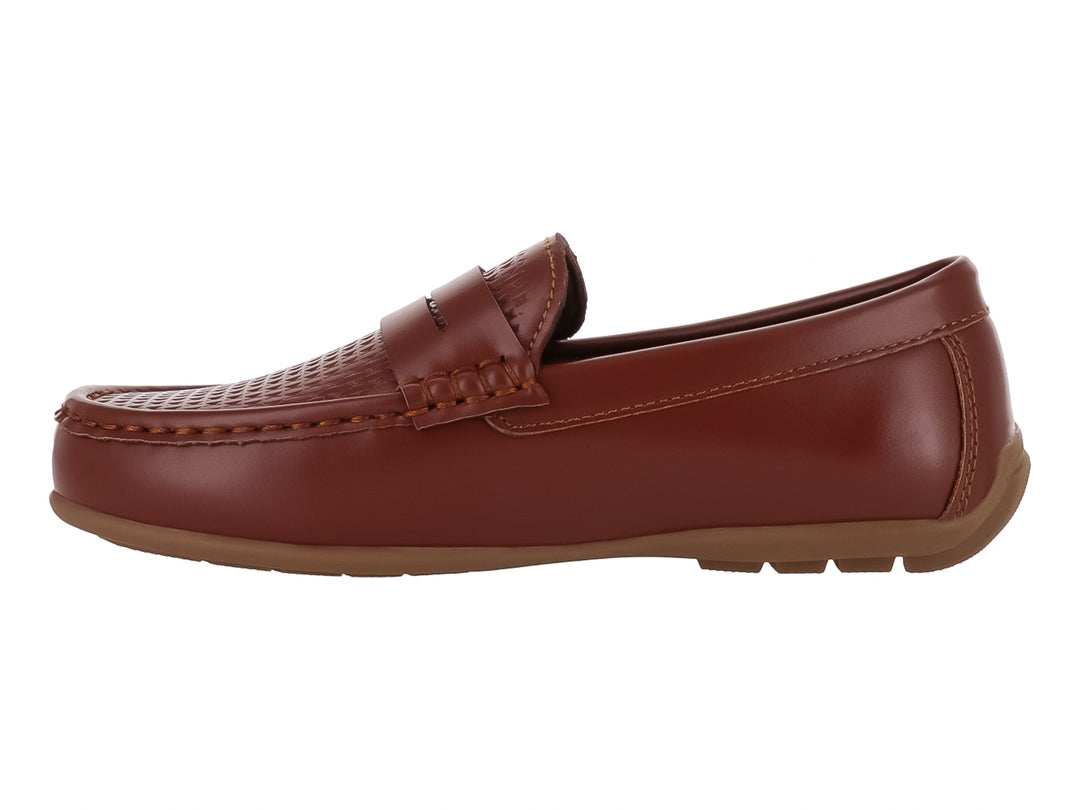 Zapato tipo mocasín color café para niño en material sintético con acabado liso.