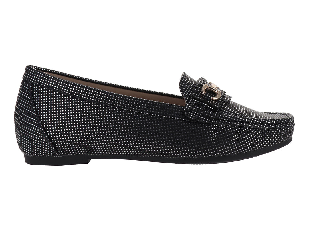 Zapato tipo mocasín color negro con textura de puntos y un adorno metálico dorado en la parte superior.