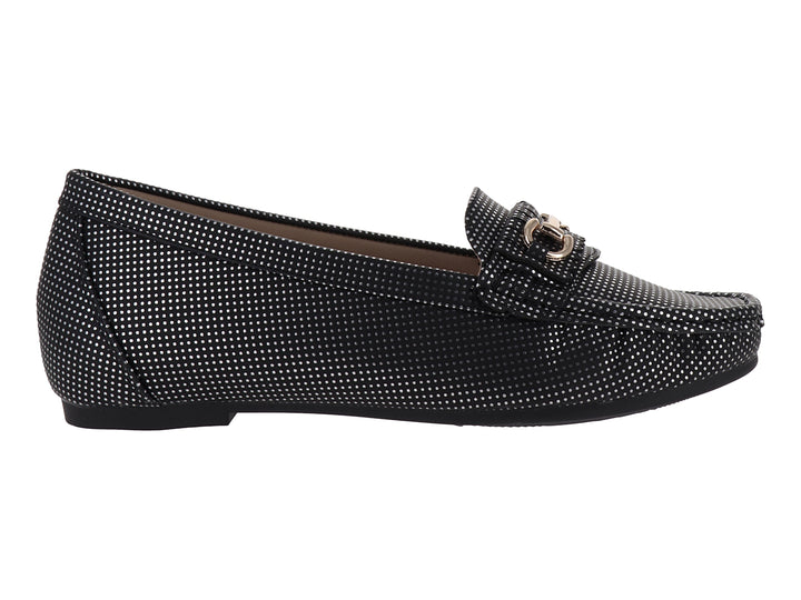 Zapato tipo mocasín color negro con textura de puntos y un adorno metálico dorado en la parte superior.