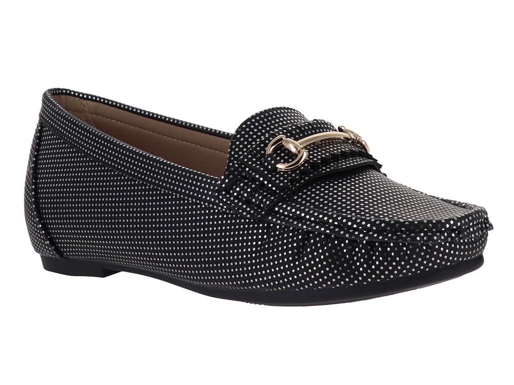 Zapato tipo mocasín color negro con textura de puntos y un adorno metálico dorado en la parte superior.