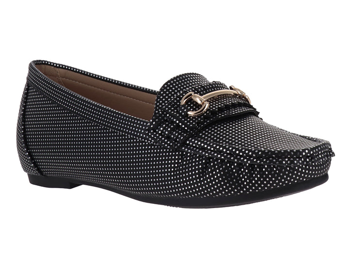Zapato tipo mocasín color negro con textura de puntos y un adorno metálico dorado en la parte superior.