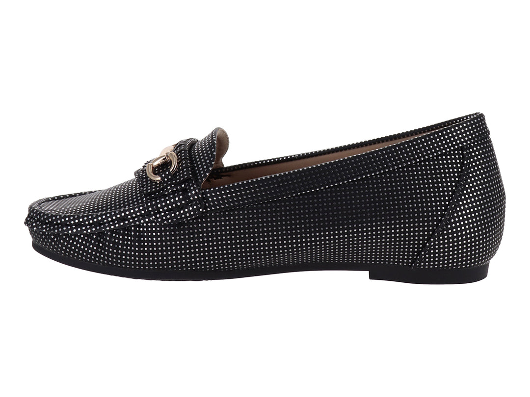 Zapato tipo mocasín color negro con textura de puntos y un adorno metálico dorado en la parte superior.