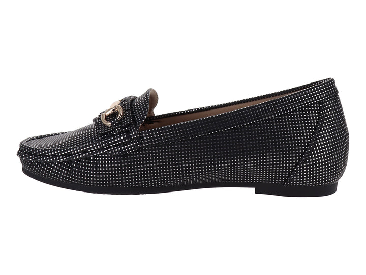 Zapato tipo mocasín color negro con textura de puntos y un adorno metálico dorado en la parte superior.