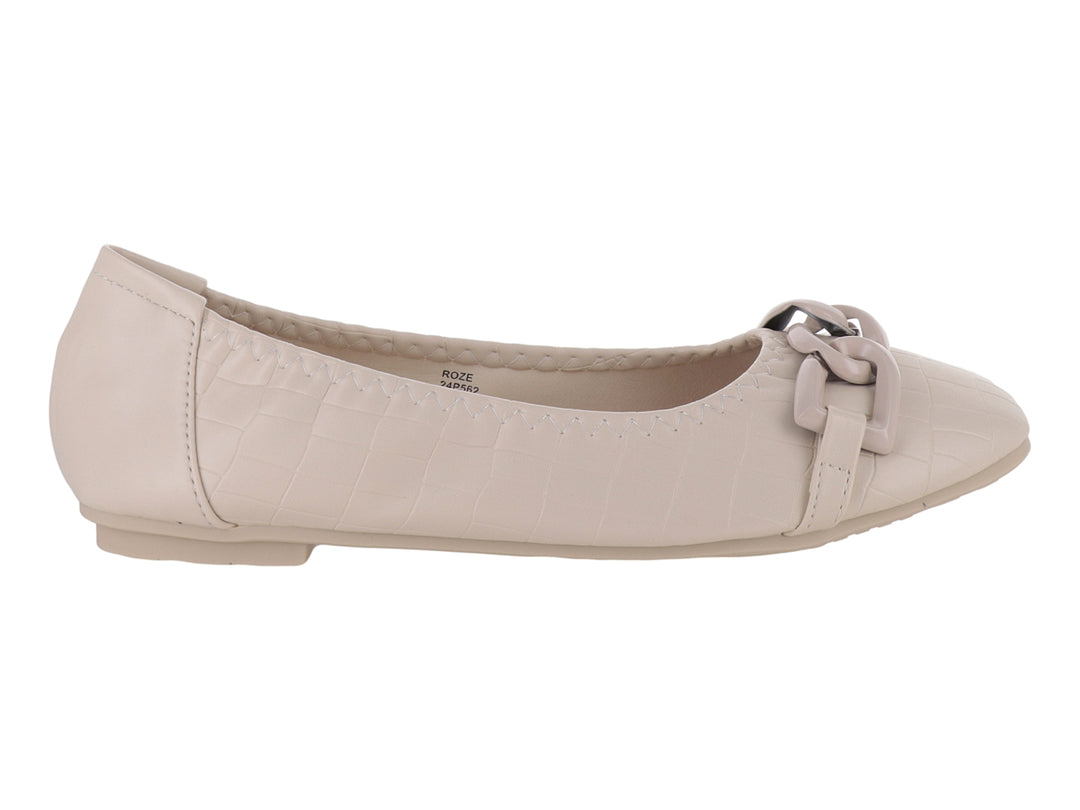 Zapato plano color off white para mujer con textura tipo croco y detalle decorativo en la parte superior.