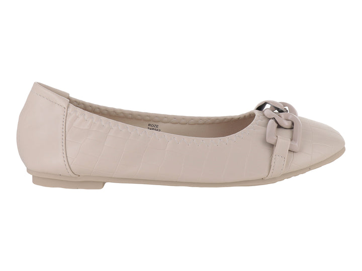 Zapato plano color off white para mujer con textura tipo croco y detalle decorativo en la parte superior.