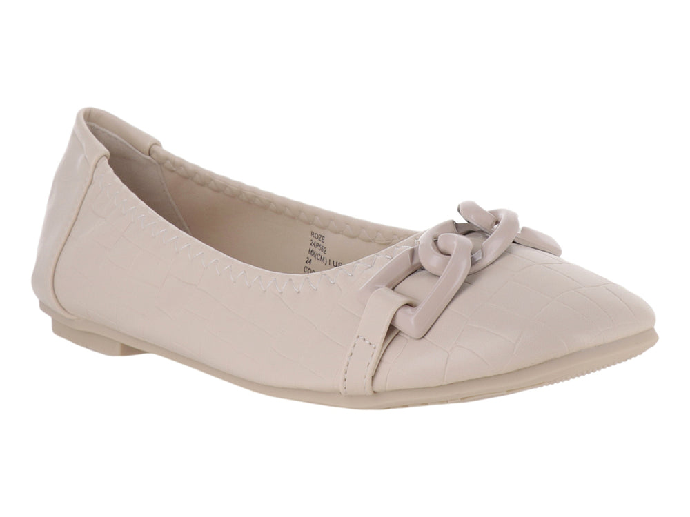 Zapato plano color off white para mujer con textura tipo croco y detalle decorativo en la parte superior.