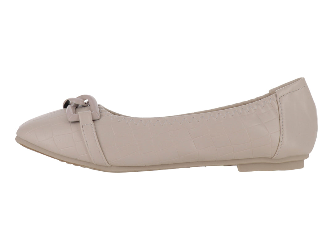 Zapato plano color off white para mujer con textura tipo croco y detalle decorativo en la parte superior.