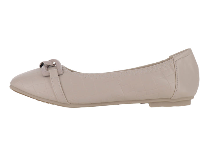 Zapato plano color off white para mujer con textura tipo croco y detalle decorativo en la parte superior.