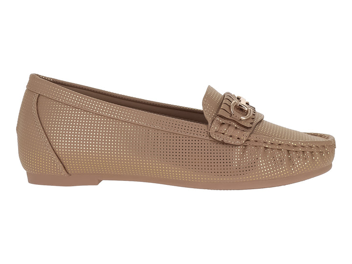 Zapato tipo mocasín color beige de material sintético con textura perforada y detalle decorativo en el empeine.