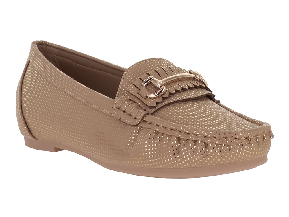 Zapato tipo mocasín color beige de material sintético con textura perforada y detalle decorativo en el empeine.