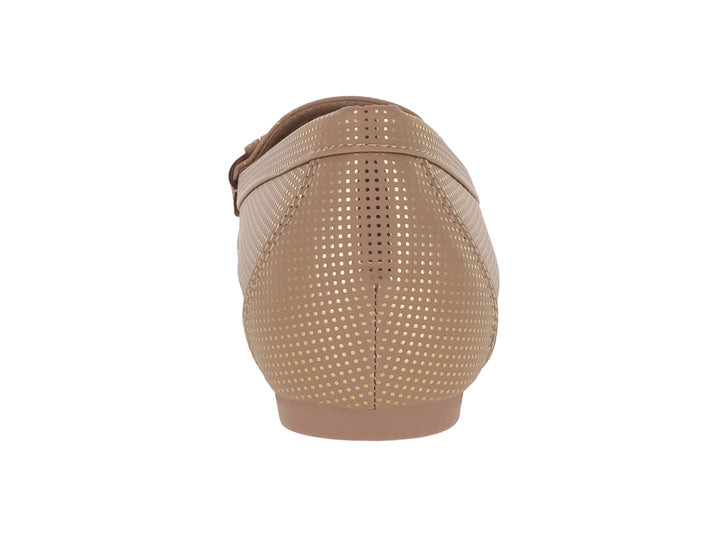 Zapato tipo mocasín color beige de material sintético con textura perforada y detalle decorativo en el empeine.