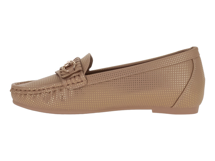 Zapato tipo mocasín color beige de material sintético con textura perforada y detalle decorativo en el empeine.