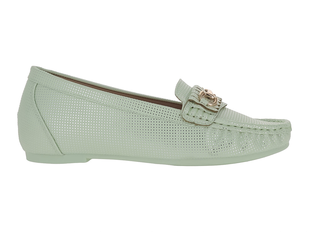 Zapato tipo mocasín color verde menta con textura perforada y detalle metálico dorado en la parte superior.