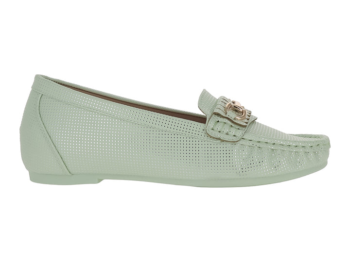 Zapato tipo mocasín color verde menta con textura perforada y detalle metálico dorado en la parte superior.