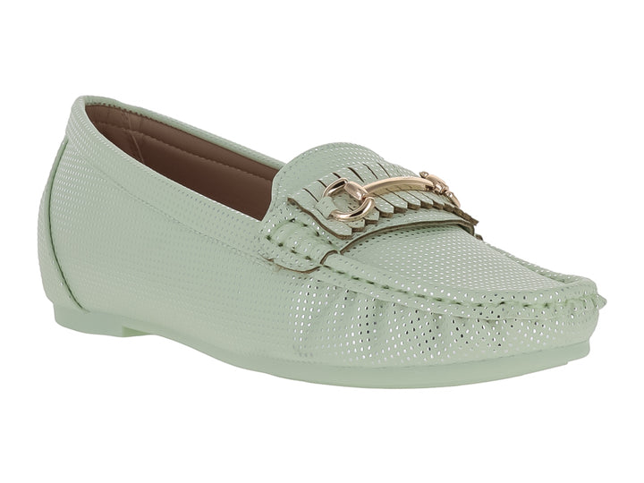 Zapato tipo mocasín color verde menta con textura perforada y detalle metálico dorado en la parte superior.