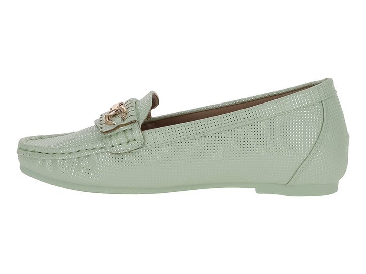 Zapato tipo mocasín color verde menta con textura perforada y detalle metálico dorado en la parte superior.