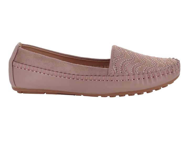 Zapato tipo mocasín color rosa con detalles bordados en la parte superior y suela plana.