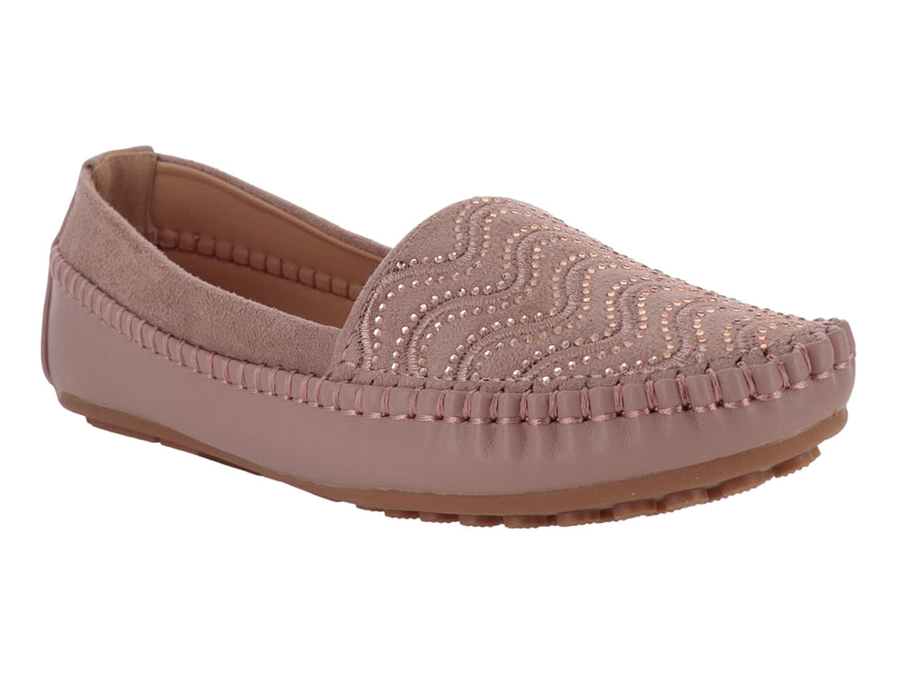 Zapato tipo mocasín color rosa con detalles bordados en la parte superior y suela plana.