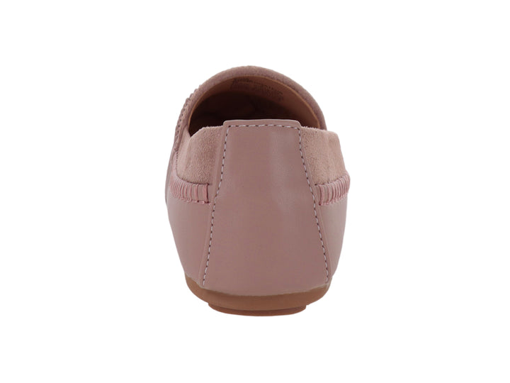 Zapato tipo mocasín color rosa con detalles bordados en la parte superior y suela plana.