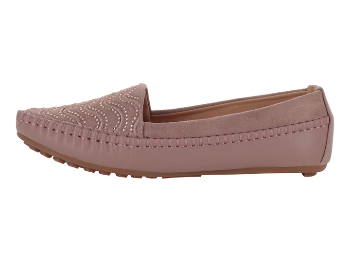 Zapato tipo mocasín color rosa con detalles bordados en la parte superior y suela plana.