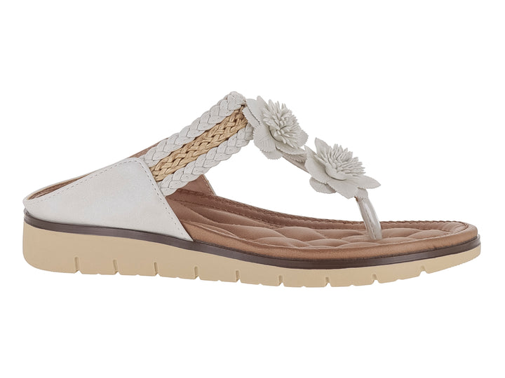 Sandalia blanca para mujer con detalles de flores y tira trenzada sobre plantilla acolchada beige.