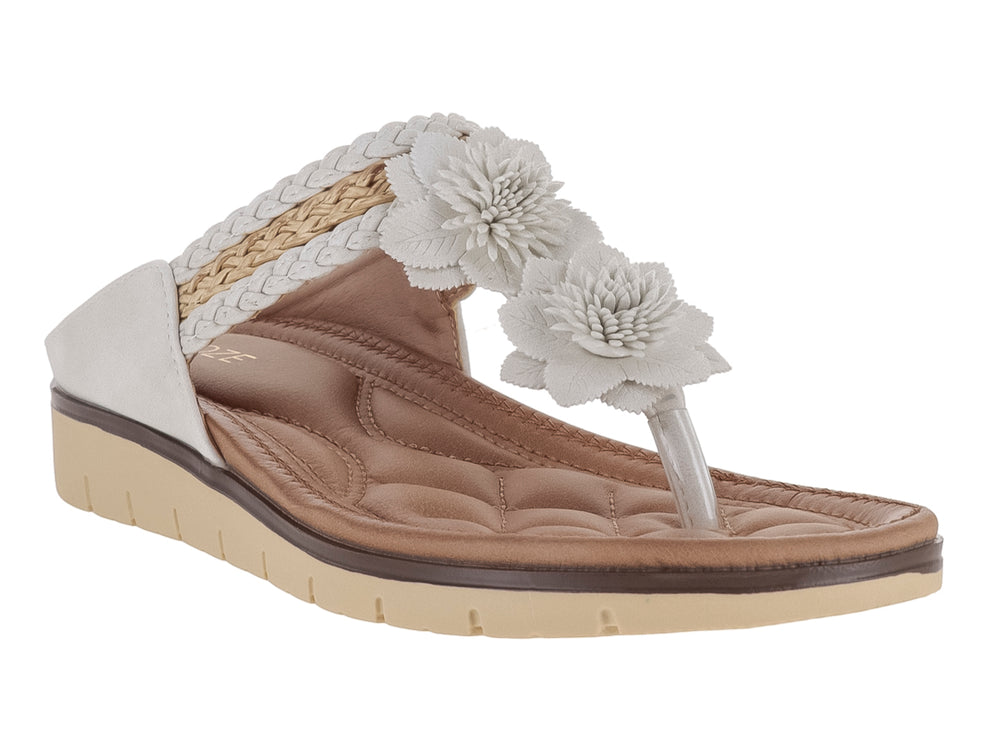 Sandalia blanca para mujer con detalles de flores y tira trenzada sobre plantilla acolchada beige.