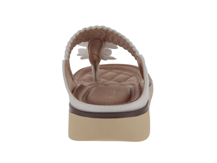 Sandalia blanca para mujer con detalles de flores y tira trenzada sobre plantilla acolchada beige.